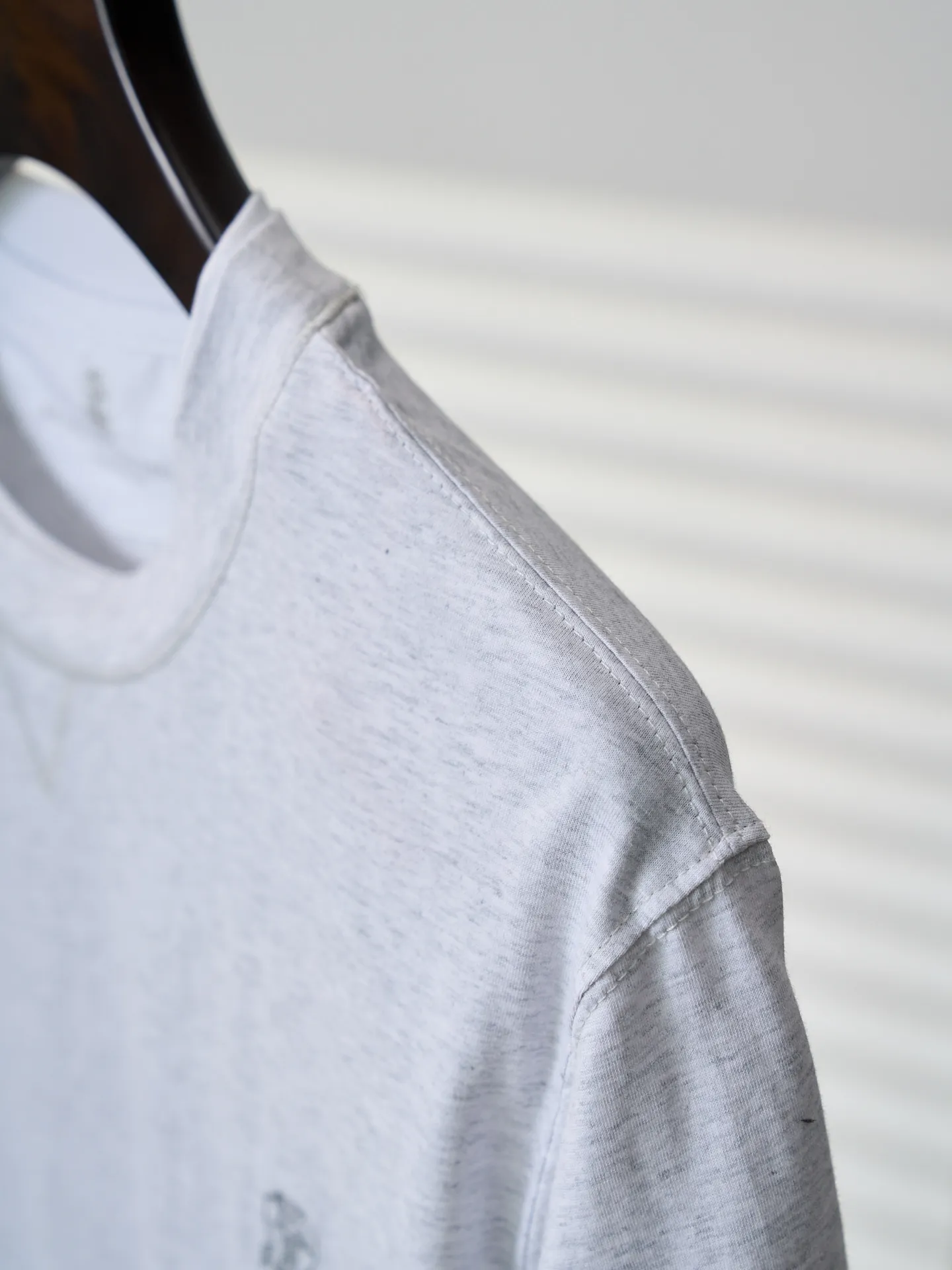 [Real auction] Brunello Cucinelli/BC embroidered badge stacked short-sleeved T-shirt [In Stock] S M L Let the sense of high-end create unlimited imagination between likeness and dissimilarity. Everything is casually exquisite. Imported machine embroidery technology is used. Advanced computer control system and precision mechanical components are used to realize the Solomeo badge embroidery operation with high precision. The lines are smooth and delicate. Glue printing is used. Glue liquid paint is used to print patterns on fabrics. The fabrics are baked to fix the printed patterns. The fabrics are washed and have a better hand feel. Not easy to deform, not easy to shrink, not easy to fade. Maintains long-lasting beauty with a loose fit